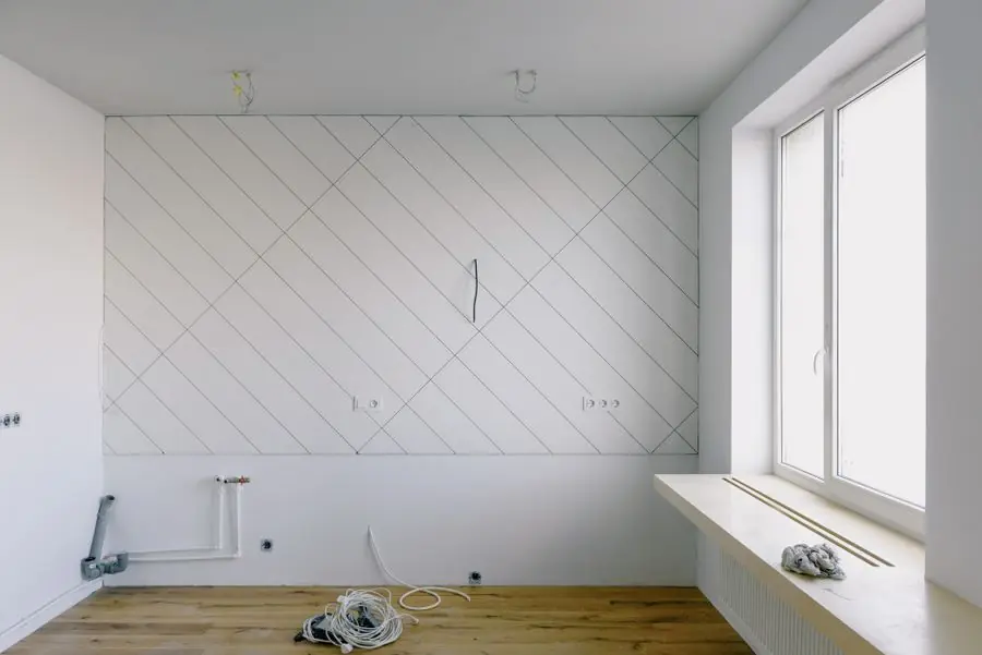 Tubagem de água à vista durante uma remodelação de cozinha