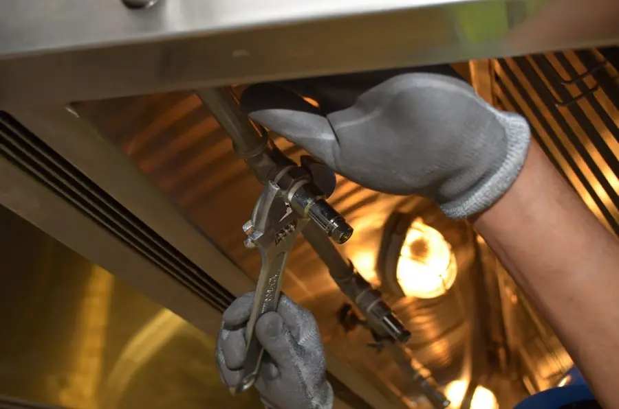 Técnico a reparar tubagem com ferramenta