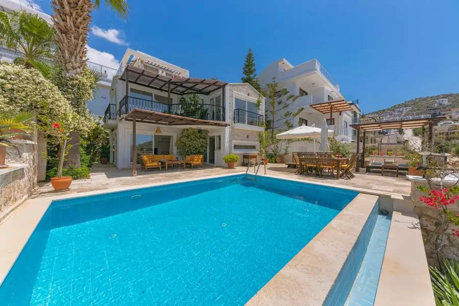 Piscina e terraço de moradia no Algarve