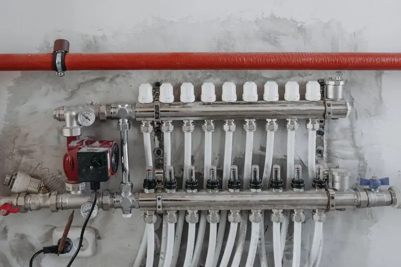 Coletor de chão radiante com circuitos de aquecimento