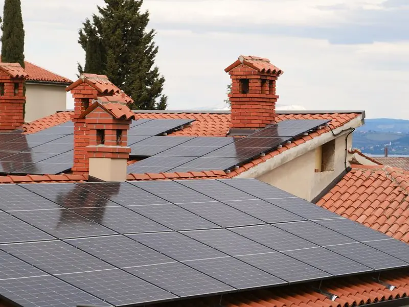 Painéis solares instalados em telhados de telha