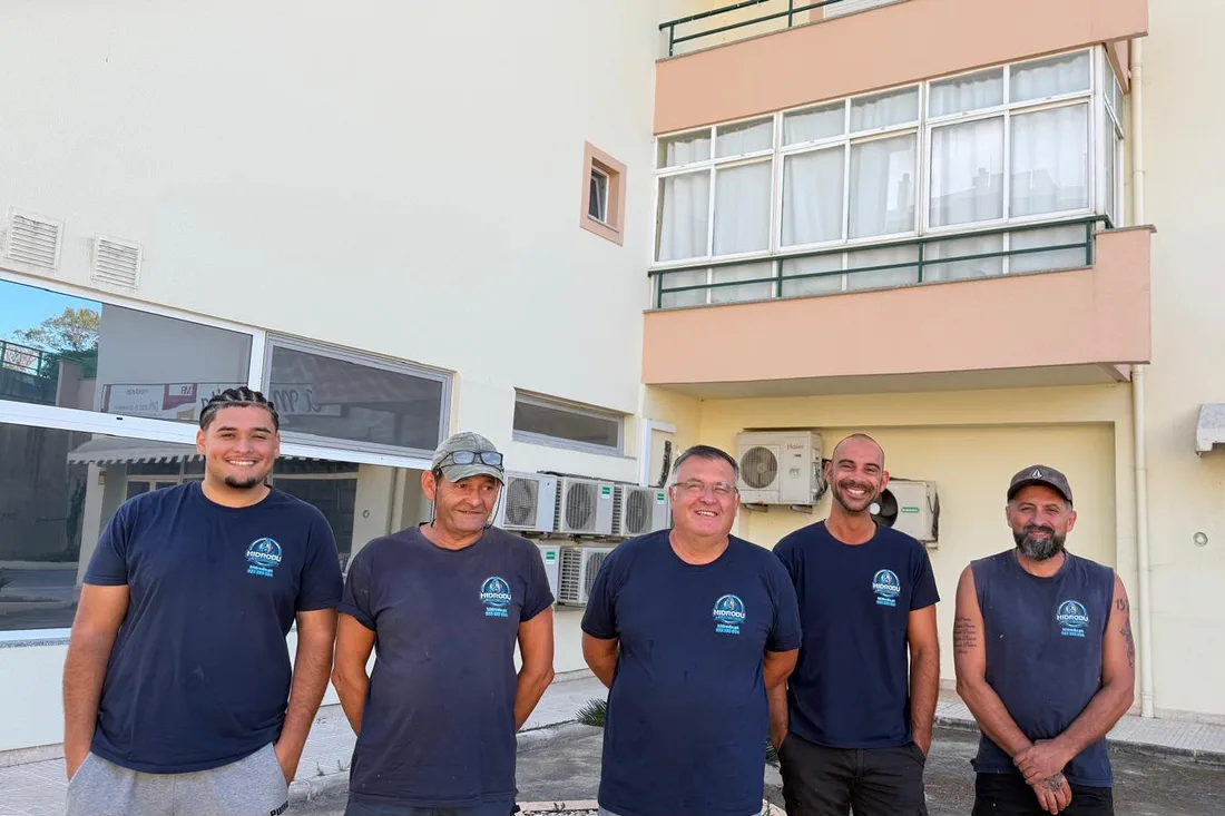 A equipa da Hidrodu — cinco técnicos com a farda da empresa